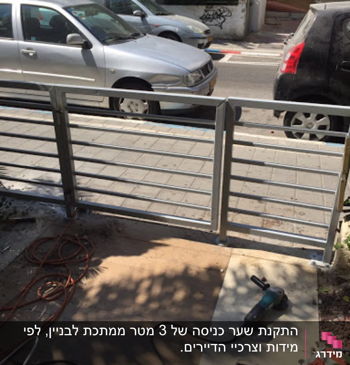 שער מתכת עם מסגרת אופקית ברחוב